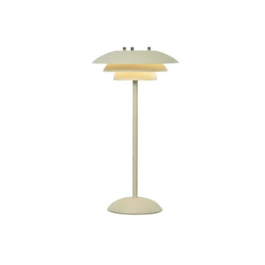 Bordslampa med tre skärmar i ljust grön/beige färg och rund fot i skandinavisk design