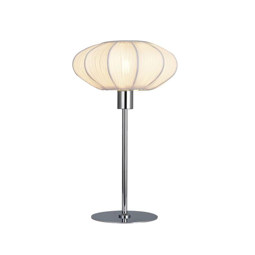 Bordslampa med plisserad beige lampskärm och svart metallstativ på rund fot