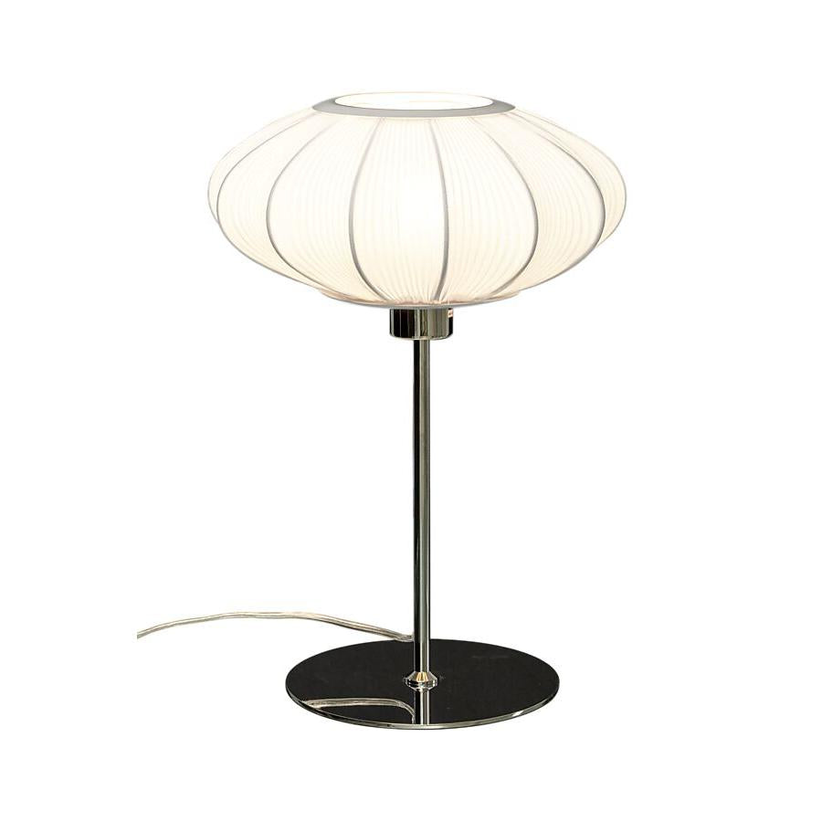 Bordslampa med svart metallstativ och beige plisserad lampskärm i oval form