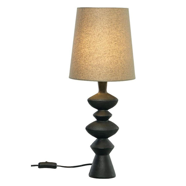 Bordslampa med mörkgrå träfot i staplade geometriska former och beige tygskärm