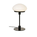 Bordslampa med vit svampformad glaskupa och svart metallstativ med rund fot