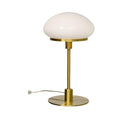 Bordslampa med vit glasskärm och gyllene metallstativ, modern design med rund bas och synlig sladd
