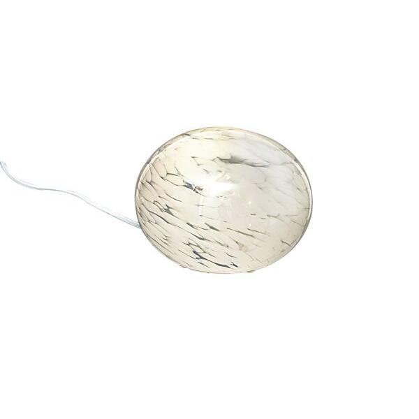 Vintage mässingslampa med glödlampa och svart sladd, oval skålformad design