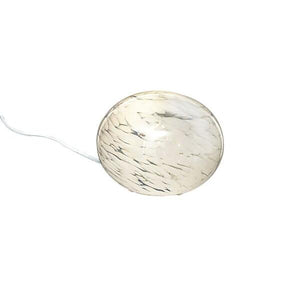 Vit rotselleri med grön topp och tunna rötter mot vit bakgrund