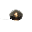 Rökfärgad glaslampa med synlig glödlampa och vit sladd mot vit bakgrund