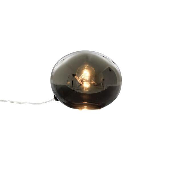 Rökfärgad glaslampa med synlig glödlampa och vit sladd mot vit bakgrund