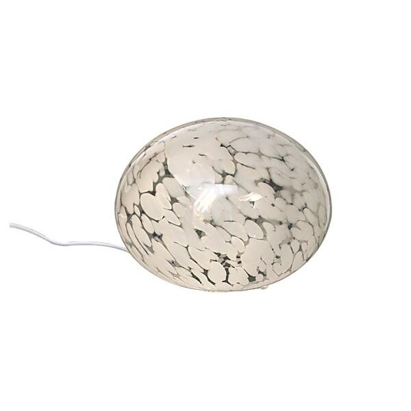 Rund bordslampa i vitt glas med svarta sprickmönster och vit sladd