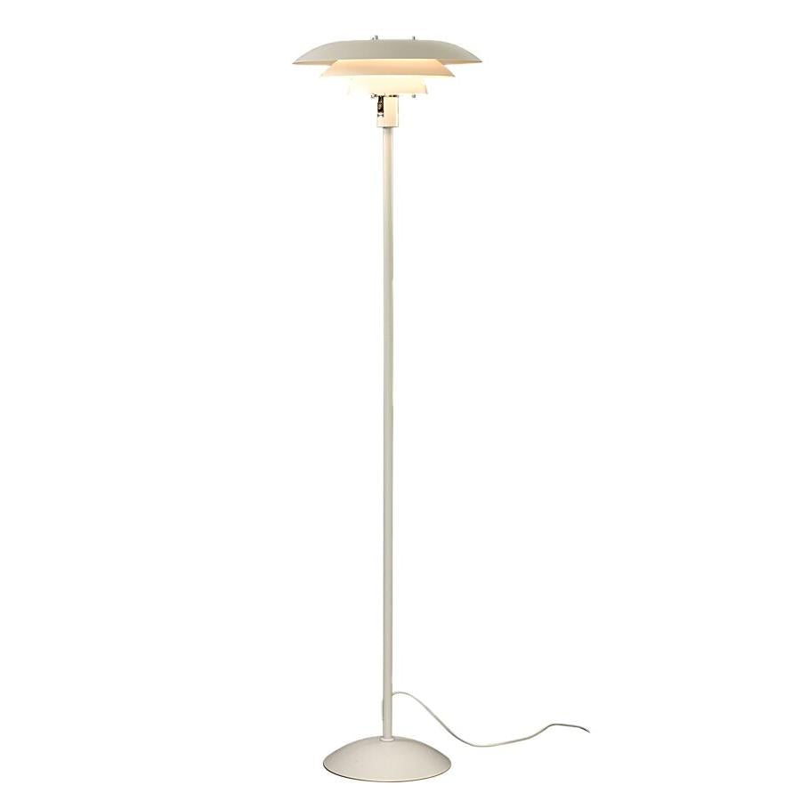 Vit golvlampa med flerskiktad skärm i skandinavisk design, tänd med synlig sladd