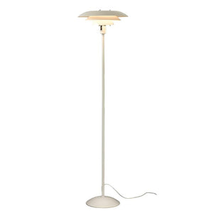 Vit golvlampa med flerskiktad skärm i skandinavisk design, tänd med synlig sladd