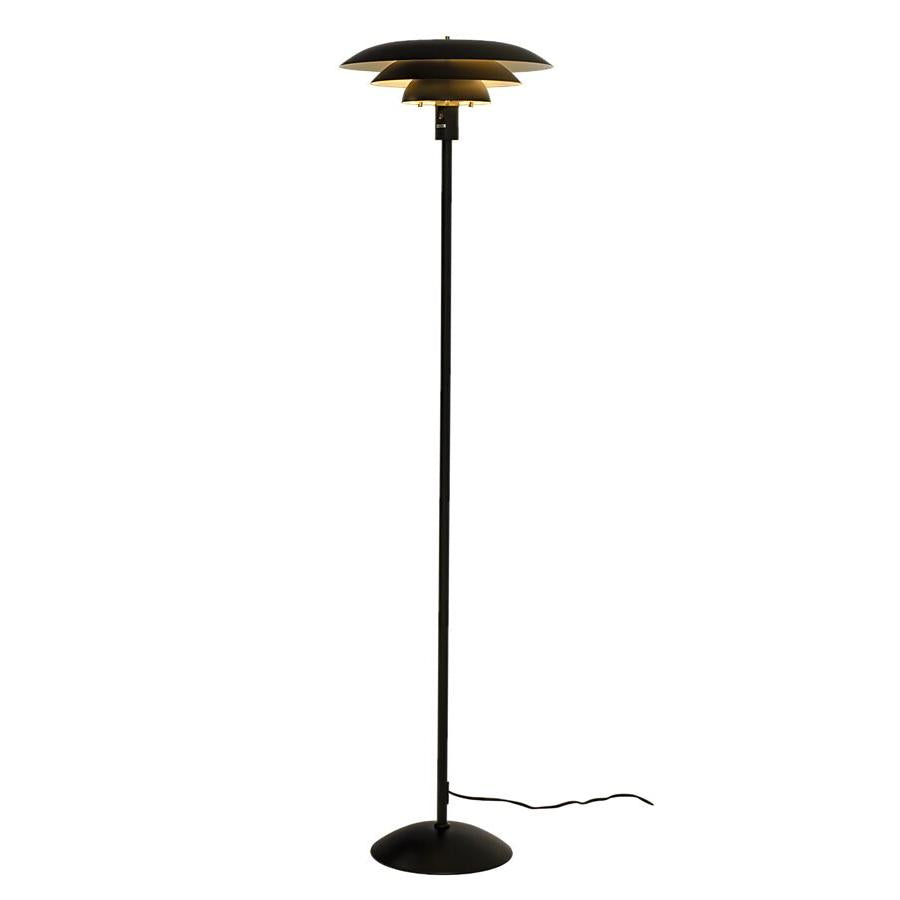 Vit golvlampa med flerskiktad skärm i skandinavisk design, tänd med synlig sladd