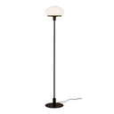 Golvlampa med svart metallstativ och vit rundad glaskupa, modern design med synlig sladd