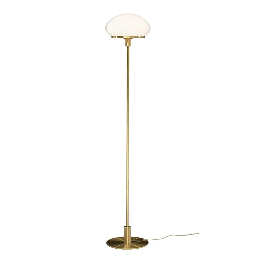Golvlampa i mässing med vit glasskärm i svampform, modern design med rund fotplatta