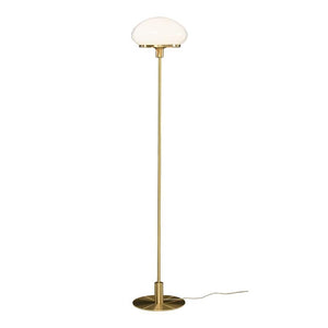 Golvlampa i mässing med vit glasskärm i svampform, modern design med rund fotplatta