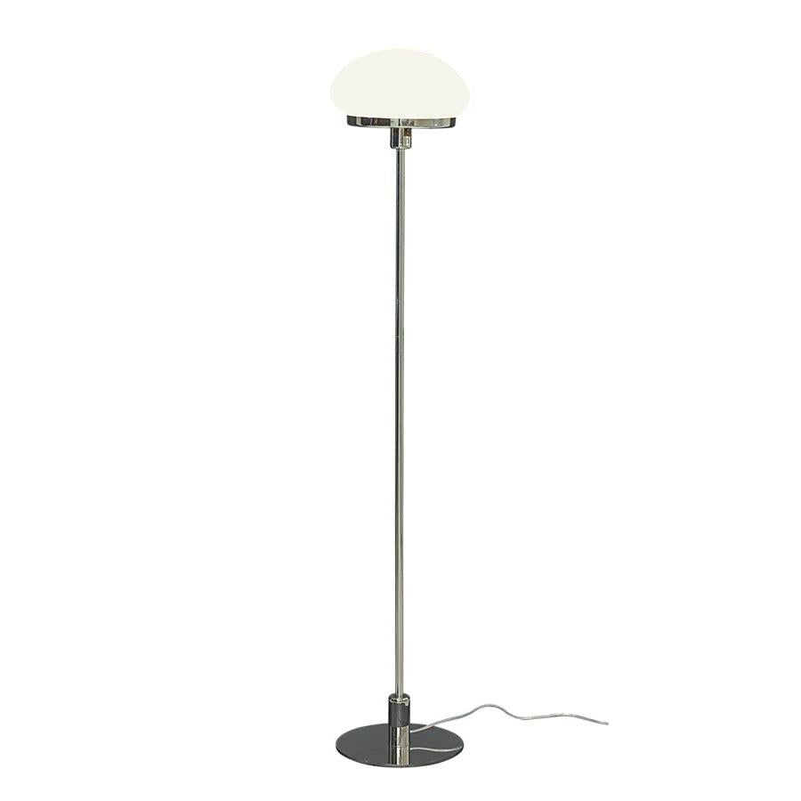 Golvlampa i mässing med vit glasskärm i svampform, modern design med rund fotplatta