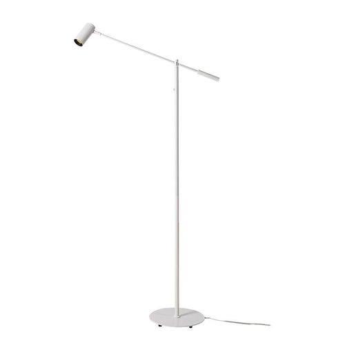 Vit golvlampa med justerbar arm och cylinderformad lampskärm, modern skandinavisk design