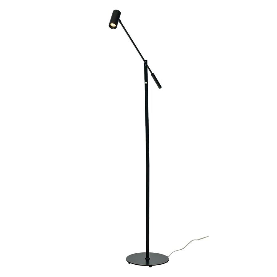 Vit golvlampa med justerbar arm och cylinderformad lampskärm, modern skandinavisk design