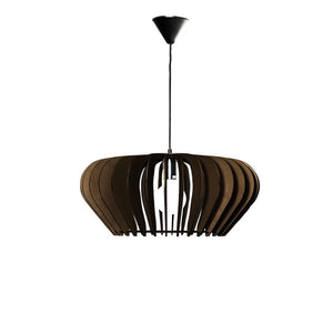 Brun taklampa i trä med ribbad design i elliptisk form, hängande på svart taksladd