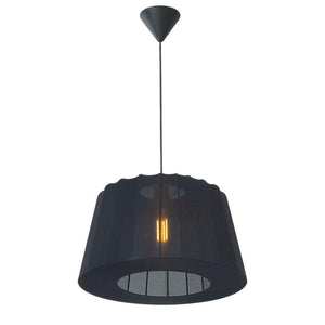 Svart taklampa med textilskärm och synlig glödlampa, hängande från svart takkåpa