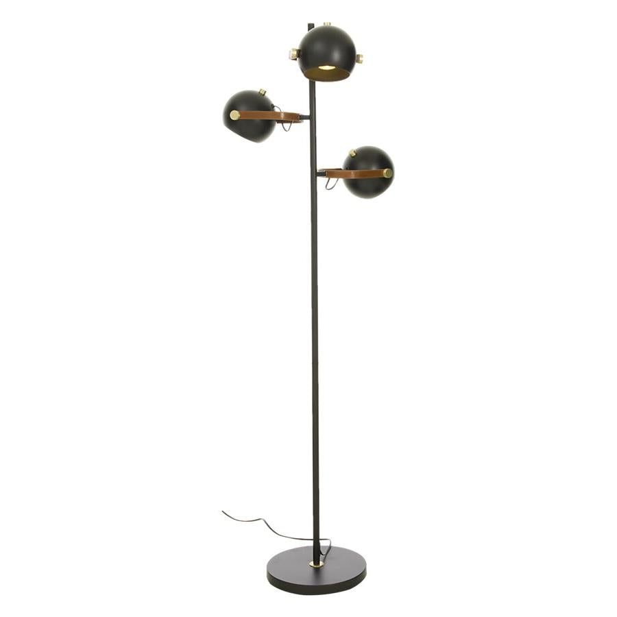 Vit golvlampa med tre justerbara spotlights och trädetaljer på hög stolpe med rund fot