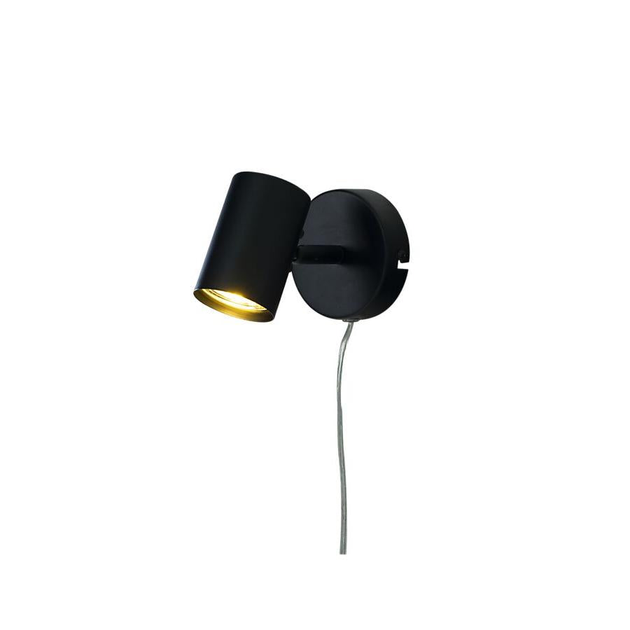 Vit vägglampa med justerbar spotljus och tygkabel för belysning