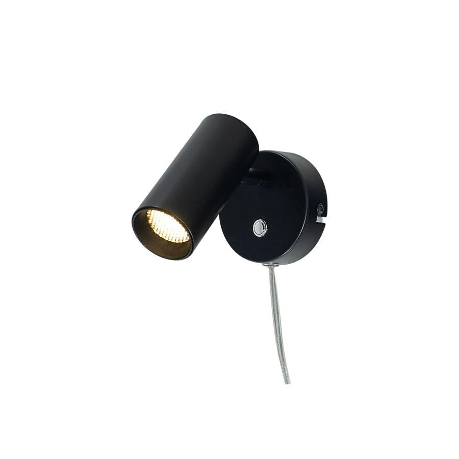 Vit vägglampa med justerbart spotljus och guldtonad insida, komplett med sladd