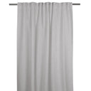 Ljusgrå gardin i linnelook hängande på gardinstång med veck och naturlig textilstruktur