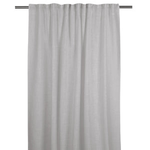 Ljusgrå gardin i linnelook hängande på gardinstång med veck och naturlig textilstruktur