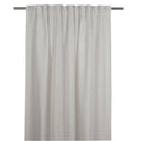 Ljusgrå linnegardinkappa hängande på gardinstång med veck och naturlig textilstruktur