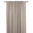 Beige linnegardin med multibandvåder upphängd på gardinstång mot vit bakgrund