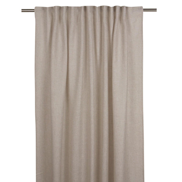 Beige linnegardin med multibandvåder upphängd på gardinstång mot vit bakgrund