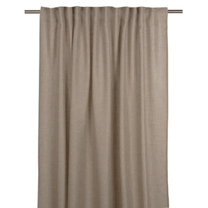 Beige gardin i linnetyg hängande på garinstång med veck och naturlig textur