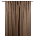 Brunbeige sammetsgardiner i mjukt tyg upphängda på gardinstång med veck och naturlig lyster