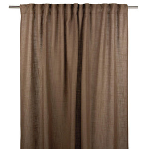Brunbeige sammetsgardiner i mjukt tyg upphängda på gardinstång med veck och naturlig lyster