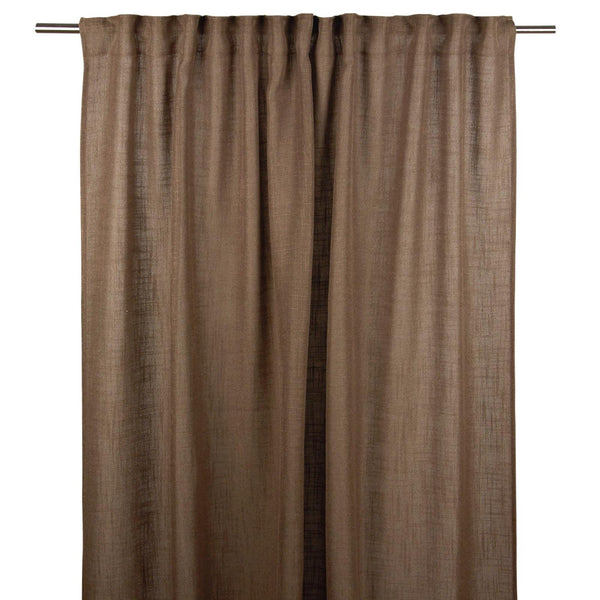 Brunbeige sammetsgardiner i mjukt tyg upphängda på gardinstång med veck och naturlig lyster