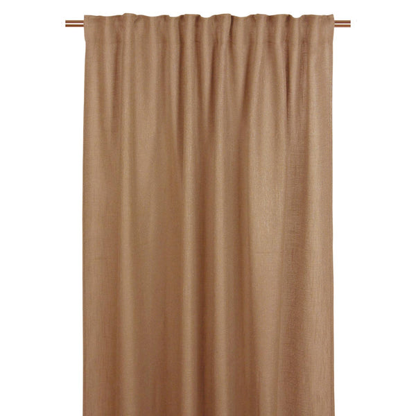 Beige linnegardinkappa med våder hängande på gardinstång mot vit bakgrund