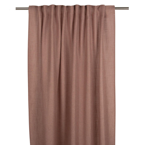 Ljust rostrosa gardin i linnetyg hängande på en gardinstång med veck och natural struktur