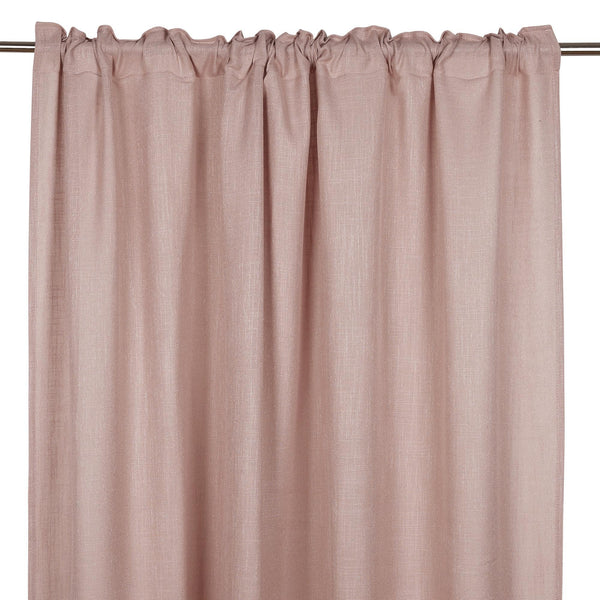 Rosa linnegardinkappa med rynkband upphängd på gardinstång, visar textilens naturliga struktur och fall
