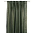 Grön linnegardin med slitsning hängande på gardinstång mot vit bakgrund