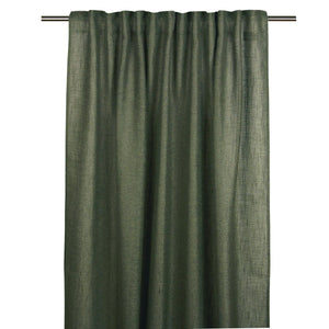 Grön linnegardin med slitsning hängande på gardinstång mot vit bakgrund