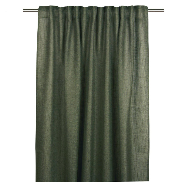 Grön linnegardin med slitsning hängande på gardinstång mot vit bakgrund