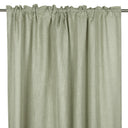 Ljusgrön linnegardinkappa med rynkad överdel på svart gardinstång mot vit bakgrund