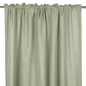 Ljusgrön linnegardinkappa med rynkad överdel på svart gardinstång mot vit bakgrund