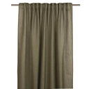 Olivgrön linnegardinkappa med rynkad ovankant hängande på brun gardinstång mot vit bakgrund