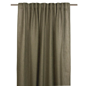 Olivgrön linnegardinkappa med rynkad ovankant hängande på brun gardinstång mot vit bakgrund