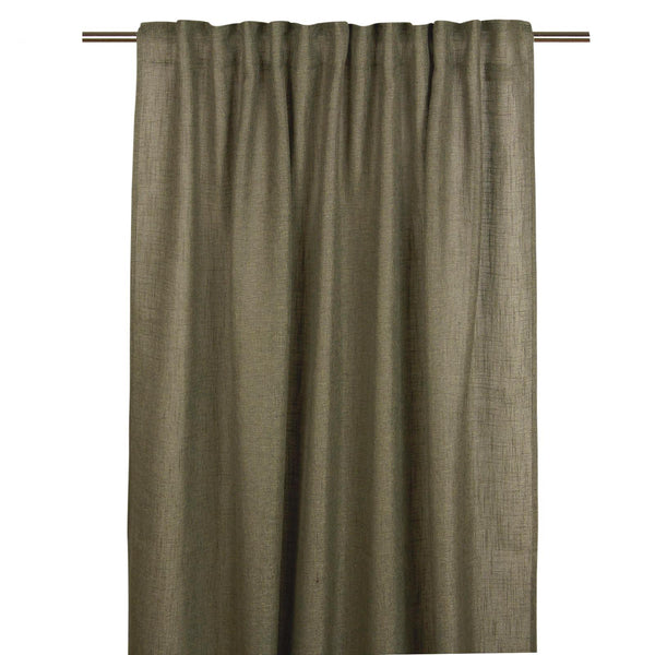 Olivgrön linnegardinkappa med rynkad ovankant hängande på brun gardinstång mot vit bakgrund