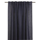 Mörkblå linnegardinkappa hängande på gardinstång med veck och lätt genomskinlig struktur