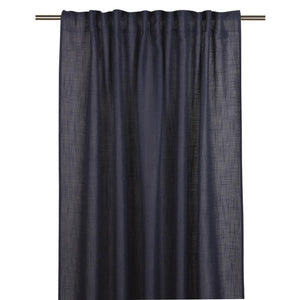 Mörkblå linnegardinkappa hängande på gardinstång med veck och lätt genomskinlig struktur