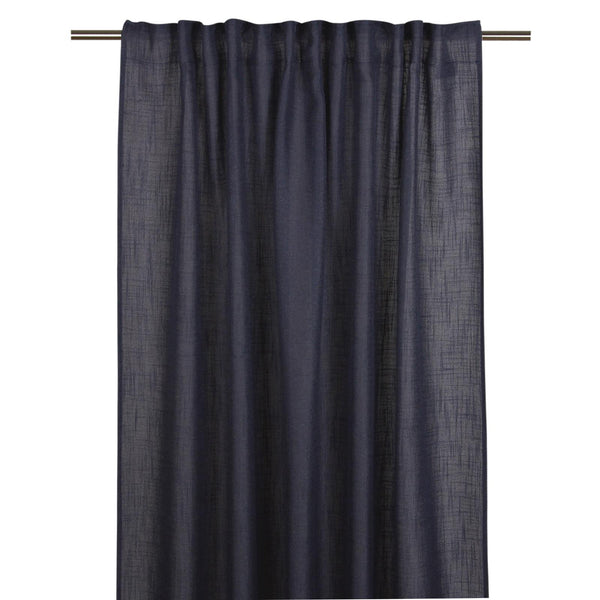 Mörkblå linnegardinkappa hängande på gardinstång med veck och lätt genomskinlig struktur
