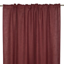 Vinröd gardinkappa i linnelook hängande på gardinstång med veck och tunnelkanal