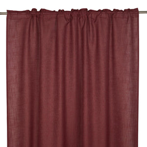 Vinröd gardinkappa i linnelook hängande på gardinstång med veck och tunnelkanal